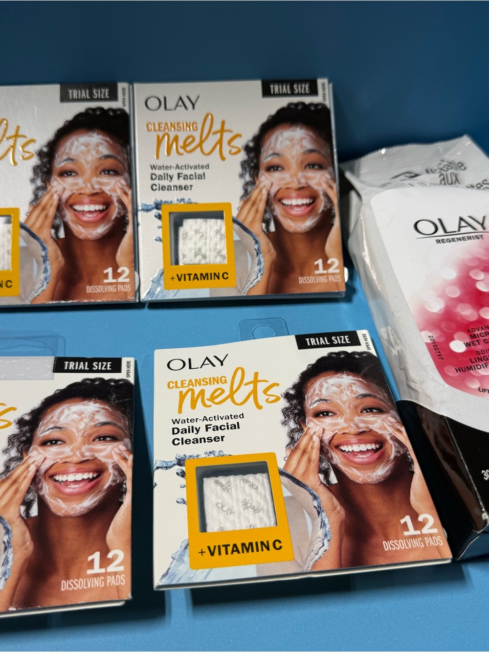 OLAY Cleansing Melts Daily Facial Cleanser - Blue and White